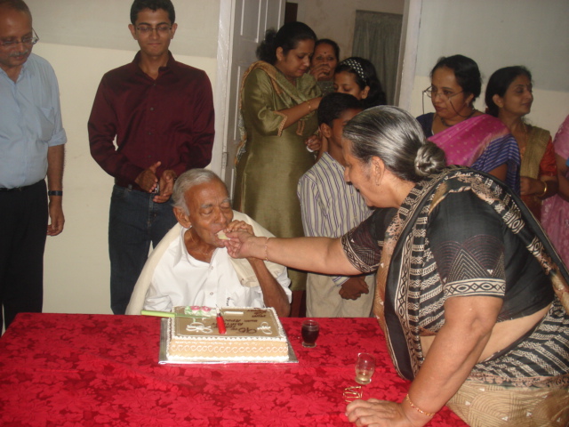 Panikulam family cake cutting at the historic Paliyam house